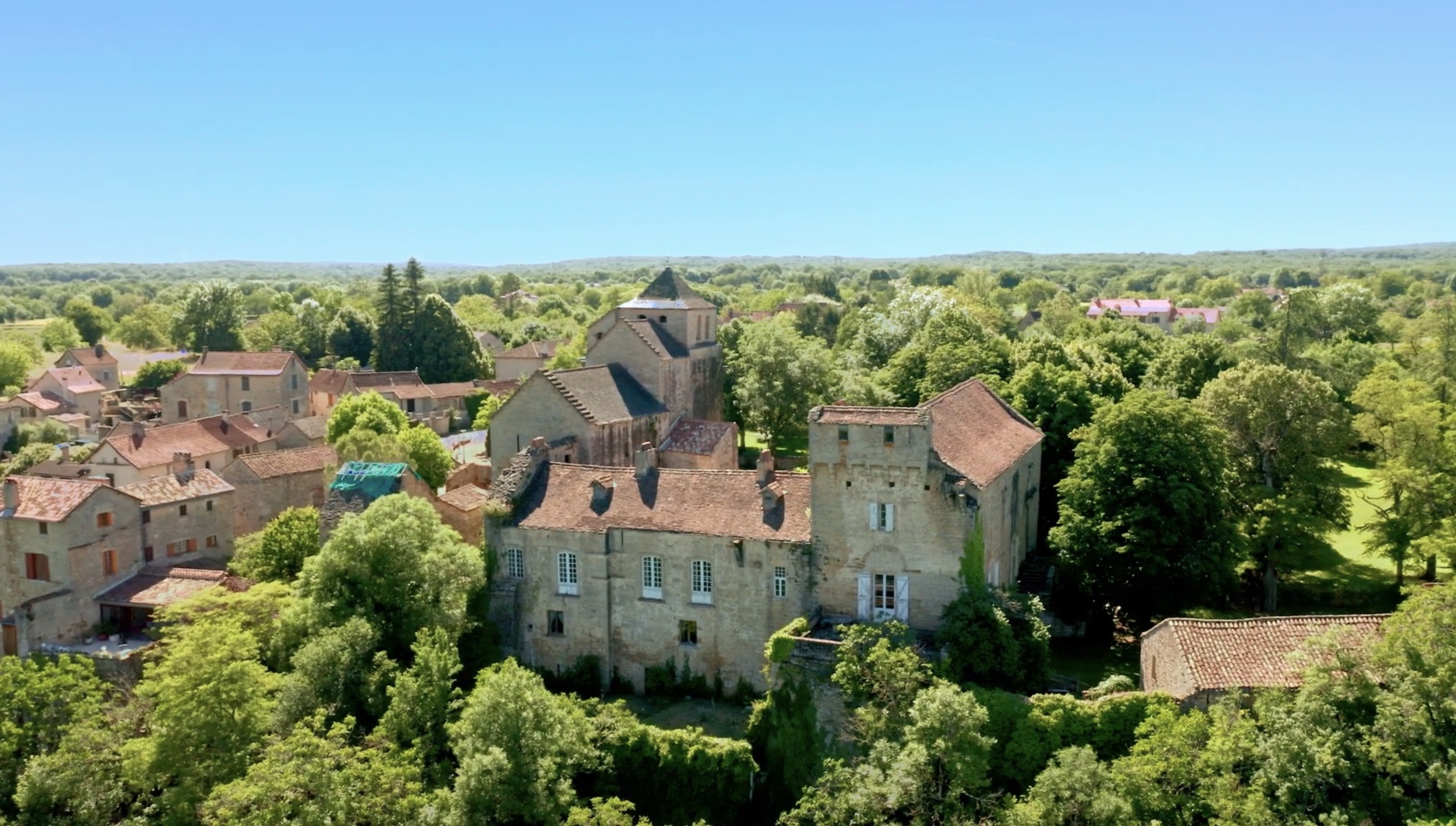 Vue a&eacute;rienne de la Commanderie, du village et du parc