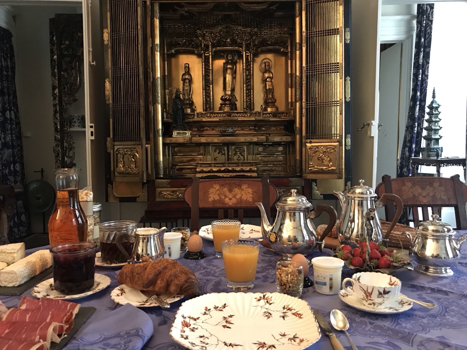 Petit d&eacute;jeuner, argenterie et objets