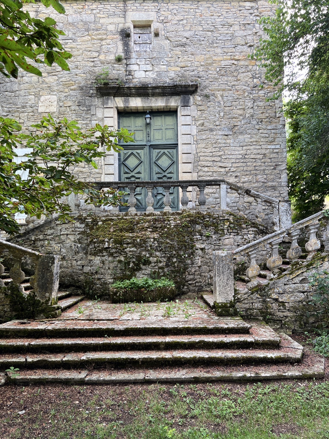 Fa&ccedil;ade de pierre et entr&eacute;e de la Commanderie