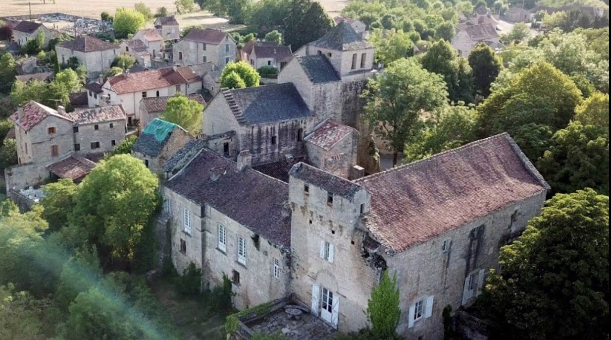 Vue a&eacute;rienne rapproch&eacute;e des toitures de la Commanderie