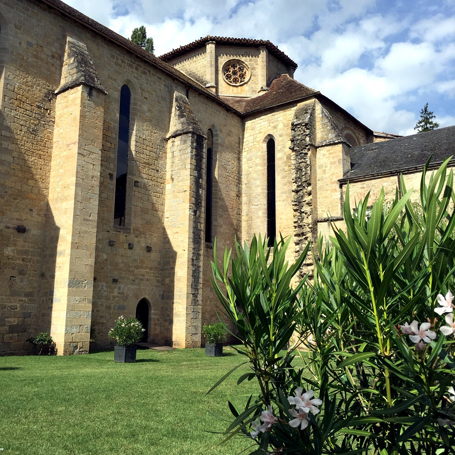 Abbaye en pierre blonde et jardin