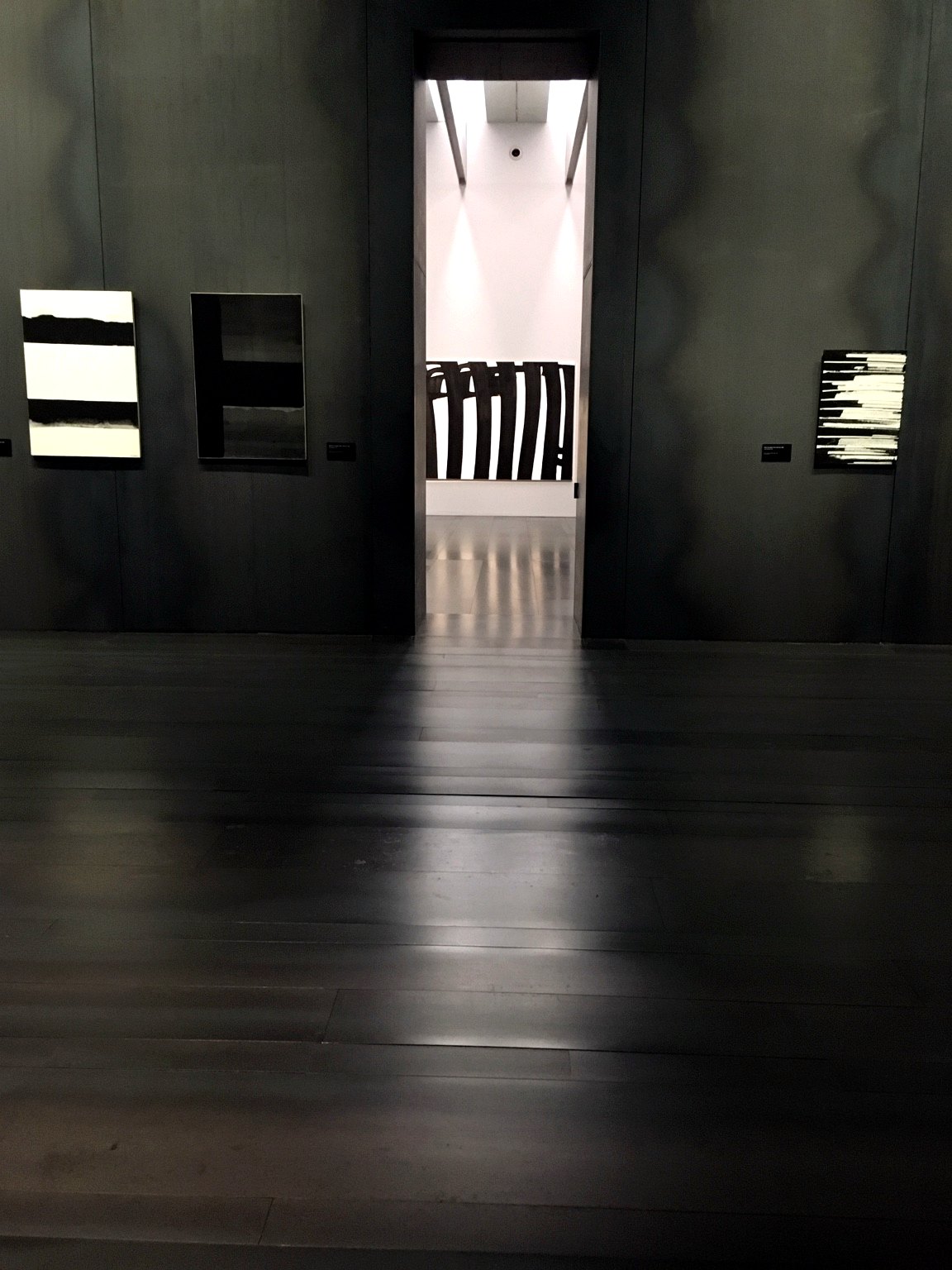 Salle d'art contemporain en noir et blanc