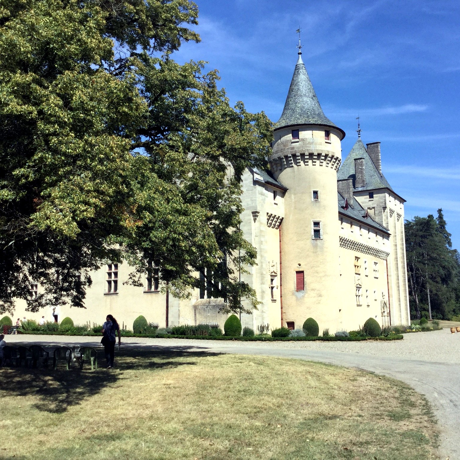 Ch&acirc;teau, tours et paysage m&eacute;di&eacute;val