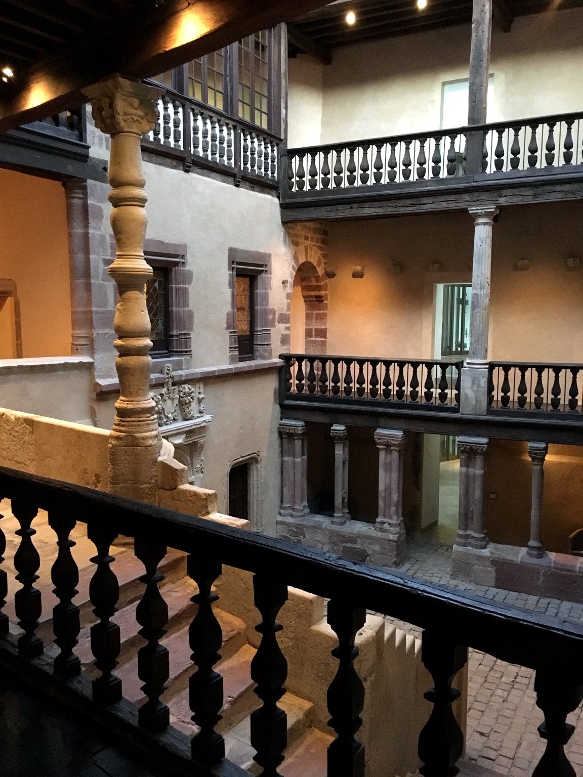 Cour int&eacute;rieure et galeries de bois
