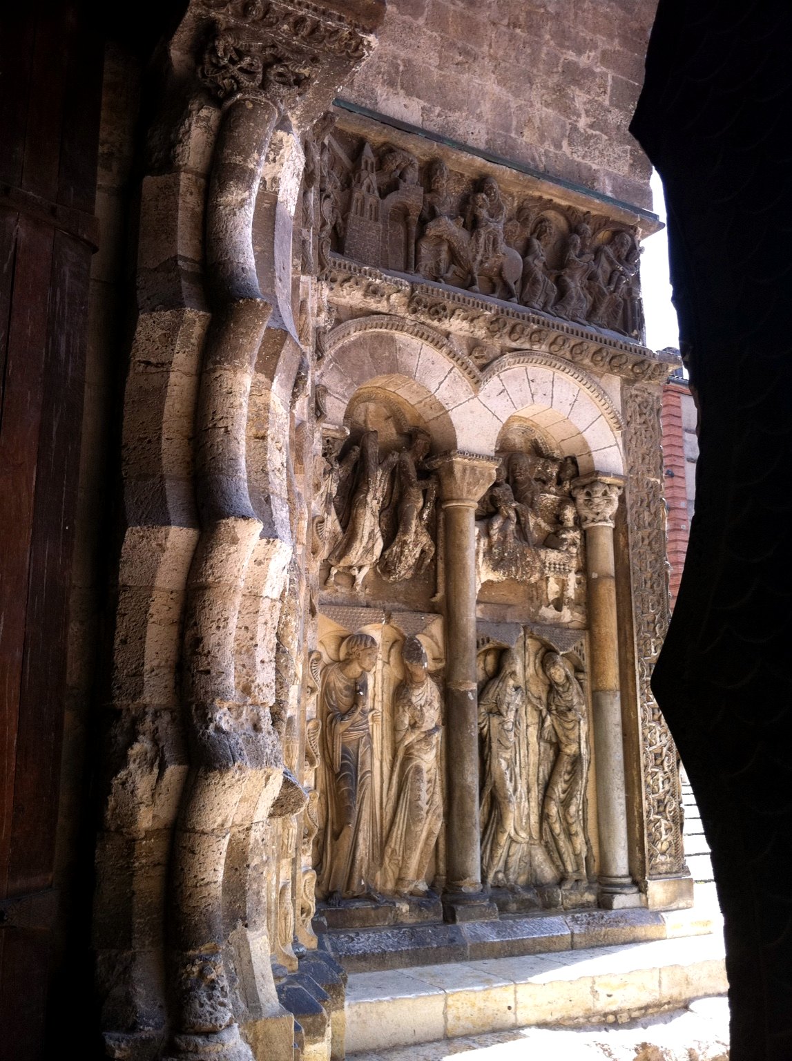 Portail roman sculpt&eacute;