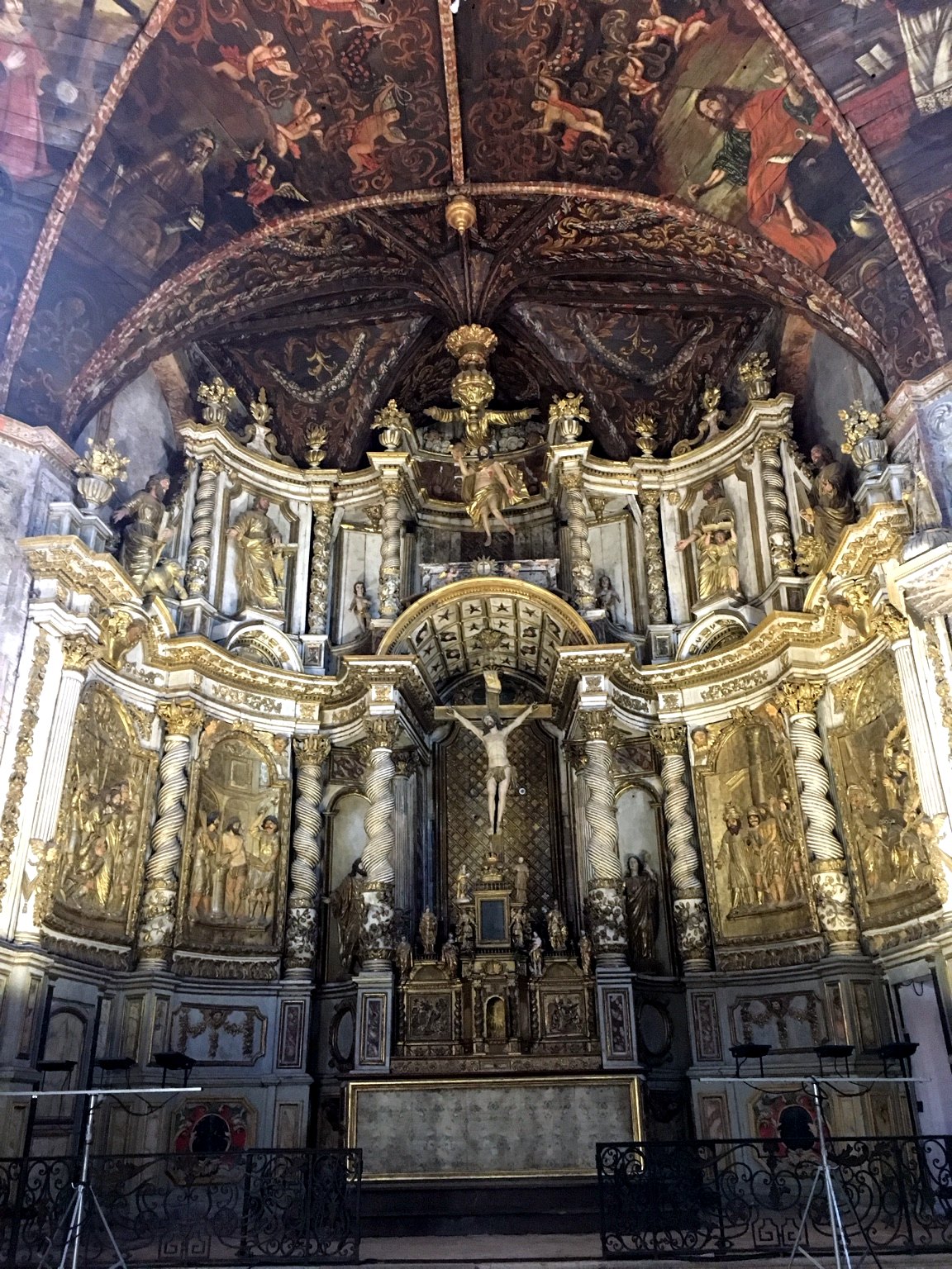 Retable baroque dans une chapelle